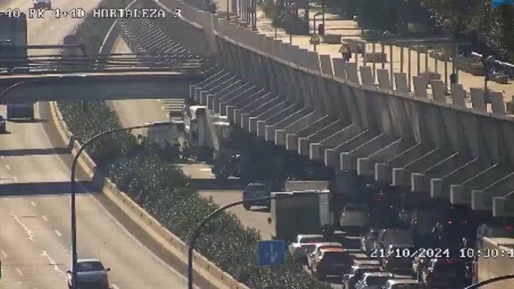 Un choque entre camiones deja un herido leve y varios kilómetros de atasco en la M-40