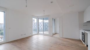 Almeida entrega las llaves de 73 nuevas viviendas en La Rosilla a familias madrileñas