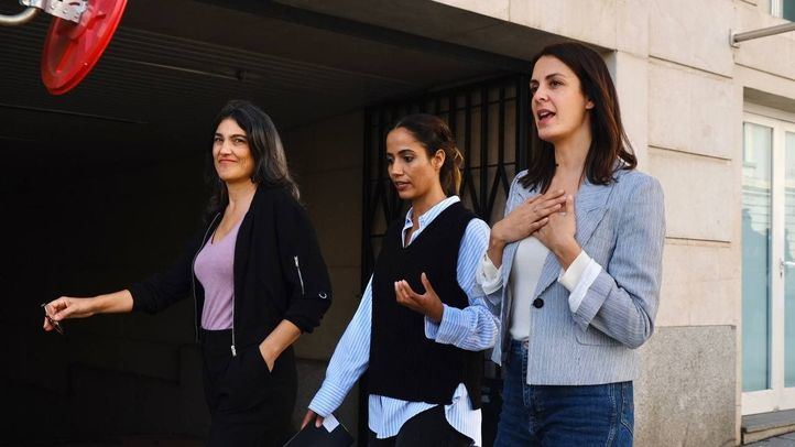 La diputada Tesh Sidi, respaldada por las portavoces de Más Madrid en el Ayuntamiento y la Asamblea, Rita Maestre y Manuela Bergerot.