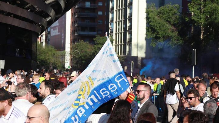 Aficionados del Real Madrid en las inmediaciones del estadio Santiago Bernabéu