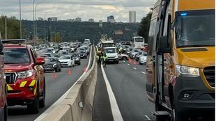 La colisión entre un autobús y un turismo en el Bus-VAO de la A-6 deja ocho heridos