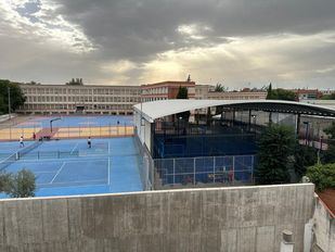 Protestas por la actividad recreativa fuera de horario escolar en las pistas de pádel de un colegio de Carabanchel