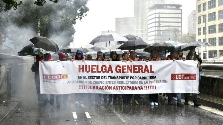 Manifestantes del sindicato UGT Catalunya, durante una marcha por la huelga de los conductores de autobús en Barcelona