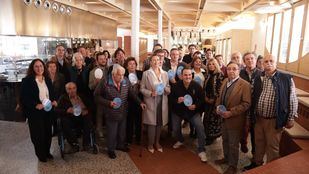 Yolanda Estrada entrega los distintivos de 'Los treintañeros de Chamartín' a los establecimientos con más de 35 años en el distrito