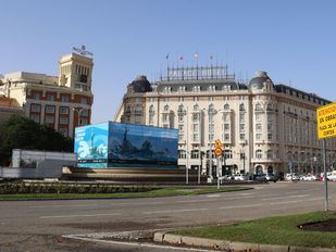 Una lona cubre la Fuente de Neptuno durante dos meses para su restauración