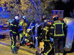 Tres jóvenes heridos tras volcar su vehículo en Leganés