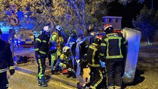 Tres jóvenes heridos tras volcar su vehículo en Leganés