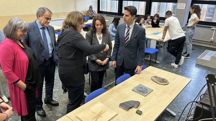 El consejero Emilio Viciana en el taller Guerra de huesos