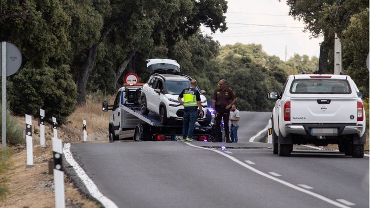 Una grúa recoge el vehículo del suceso, en el kilómetro 6 de la M-612, en la carretera de Fuencarral-El Pardo, a 4 de junio de 2024