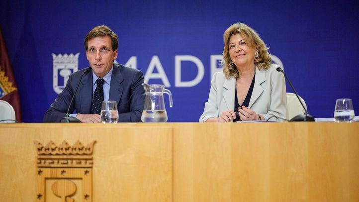 Almeida e Hidalgo presentan los presupuestos municipales para 2025, en la rueda de prensa posterior a la Junta de Gobierno de este jueves