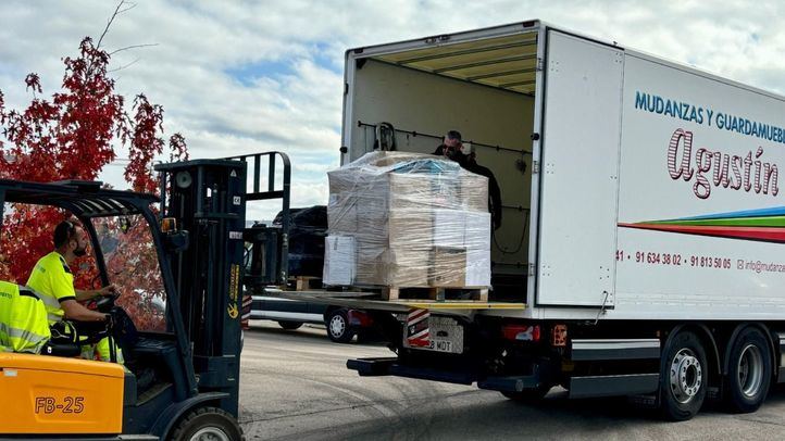 Un total de 45 vehículos traslada 917 palés de ayuda de madrileños y madrileñas hacia Valencia