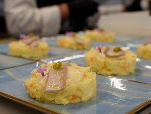 El restaurante alcalaíno Plademunt gana el concurso de La mejor ensaladilla de Madrid 2024