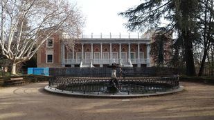 Fachada del palacio del parque de El Capricho que espera su apertura
