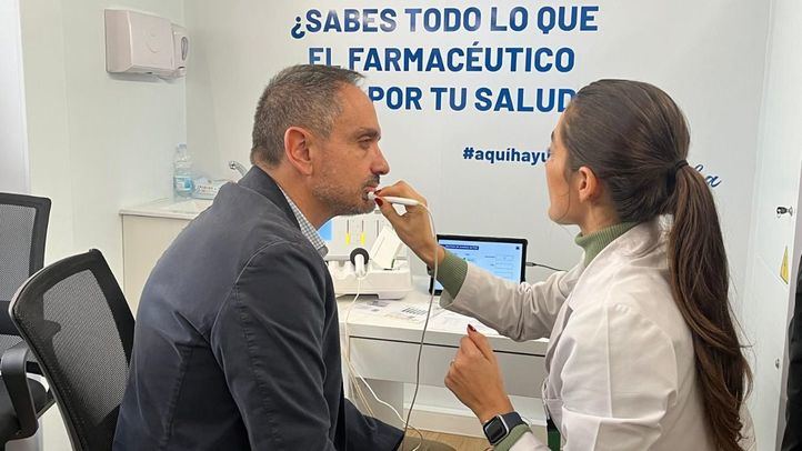 Una farmacéutica realiza el servicio de análisis de la piel al alcalde.