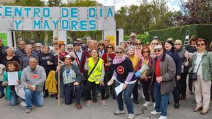 Concentración por un centro de día y un centro de mayores en Aluche celebrada el 28 de abril de 2024
