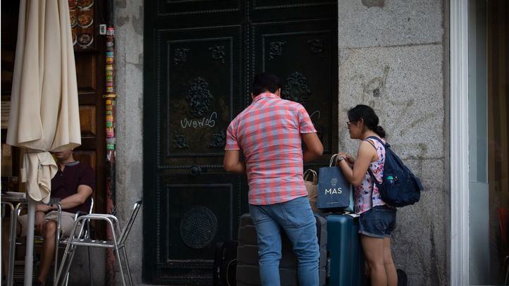 Turistas con maletas, posibles usuarios de pisos turísticos en el centro de Madrid.