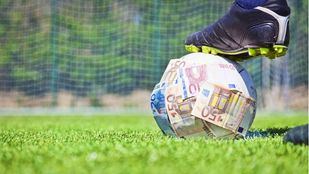 Ayuso saca adelante la 'Ley Mbappé' entre acusaciones de “beneficiar a las élites”