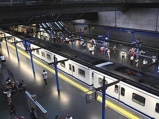 Un alumno de la Escuela Nacional de Policía rescata a joven desorientada en las vías del Metro