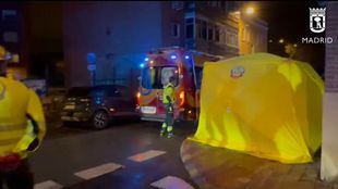 Bomberos de Madrid extinguen un incendio en una vivienda de Tetuán