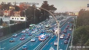 Un accidente múltiple en la A-6 deja tres heridos y provoca el corte total del carril BUS-VAO