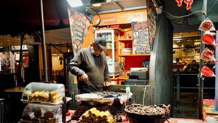 Madrid ya huele a castaña asada: "Antes venía una familia y se surtía bien, ahora compran media docena para cinco"