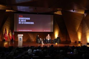 Cibeles da voz a dos víctimas de violencia sexual en el acto institucional por el 25N
