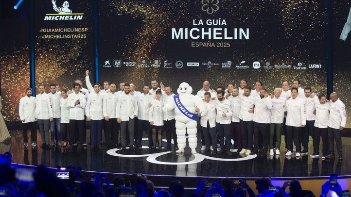 Foto de familia, durante la gala de la Guía Michelin 2025, en el Auditorio y Centro de Congresos Víctor Villegas