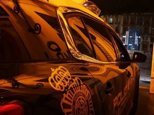 Coche de la Policía Nacional patrullando de noche