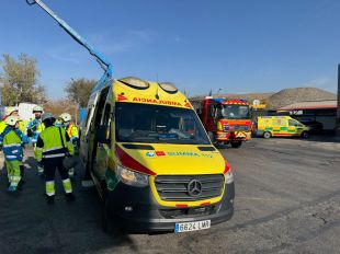 Dos trabajadores, heridos de gravedad al ceder una cubierta y caer 10 metros