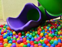 Un niño sufre un grave accidente en un parque de bolas en Meco