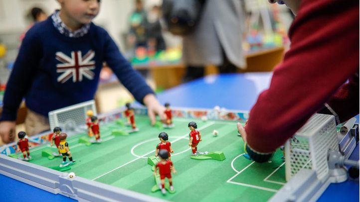 Niños jugando al futbolín
