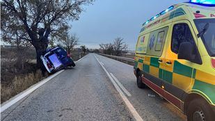 Herido grave un conductor al chocar contra un árbol en Meco