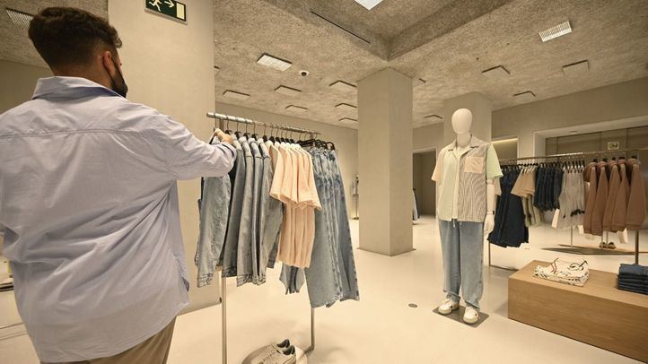 Dependiente en una tienda de ropa