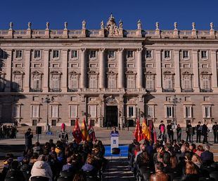 Cibeles celebra la Carta Magna con un homenaje a los diez años de reinado de Felipe VI