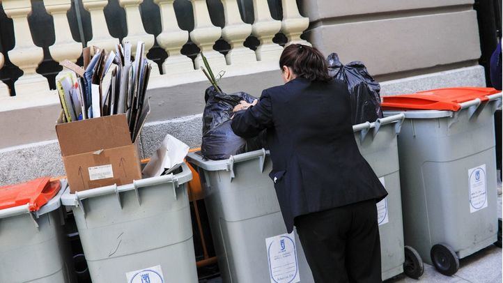 Cubos de basura en una de las calles de la capital
