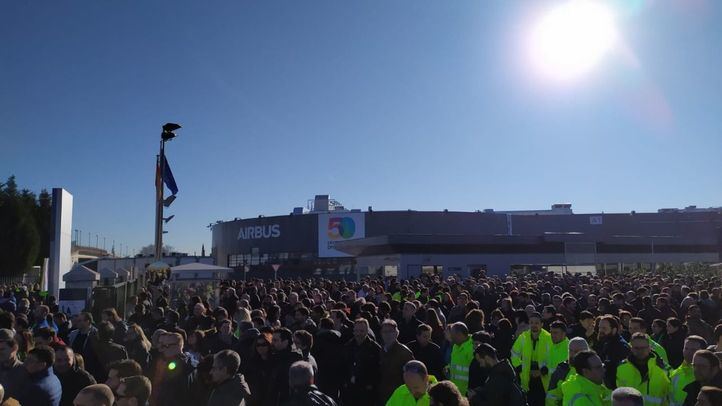 Concentración a las puertas de Airbus en protesta por los despidos.