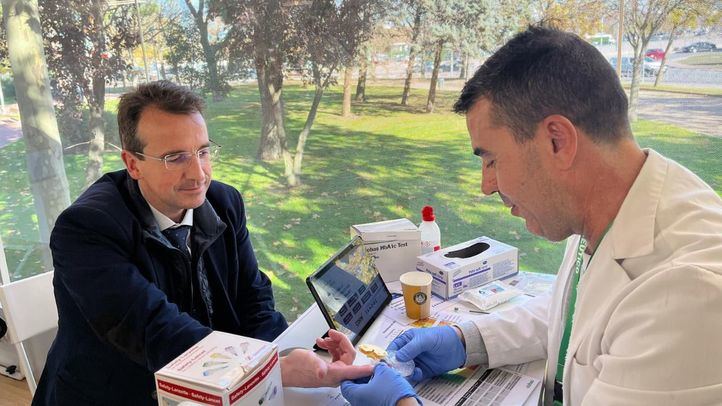 Un farmacéutico realiza la prueba de glucosa al alcalde del Ayuntamiento de Leganés