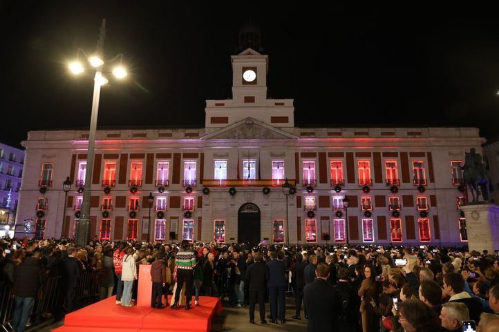 Isabel Díaz Ayuso inaugura el espectáculo de luz y sonido en la fachada de la Real Casa de Correos.