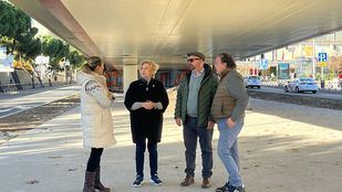 La delegada de Obras y Equipamientos, Paloma García Romero, acompañada por los concejales de Chamartín, Yolanda Estrada, y Chamberí, Jaime González Taboada, visita la parte inferior del puente de Raimundo Fernández Villaverde.