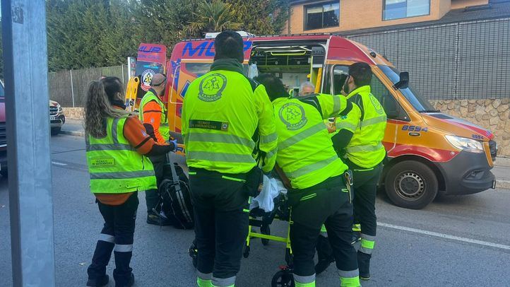 Sanitarios asisten a una mujer atropellada en Hortaleza