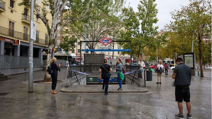 Varias personas frente a una de las entradas a la estación de Marqués de Vadillo, en una imagen de archivo