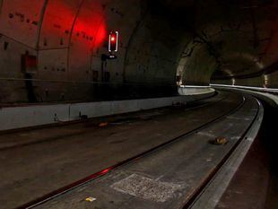 Despejado el túnel entre Atocha y Chamartín tras la retirada del tren descarrilado