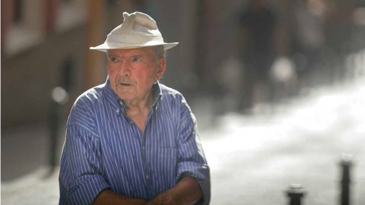 Jubilado de la tercera edad descansando en una calle de Lavapiés.