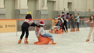 Inaugurada la pista de hielo en Cibeles