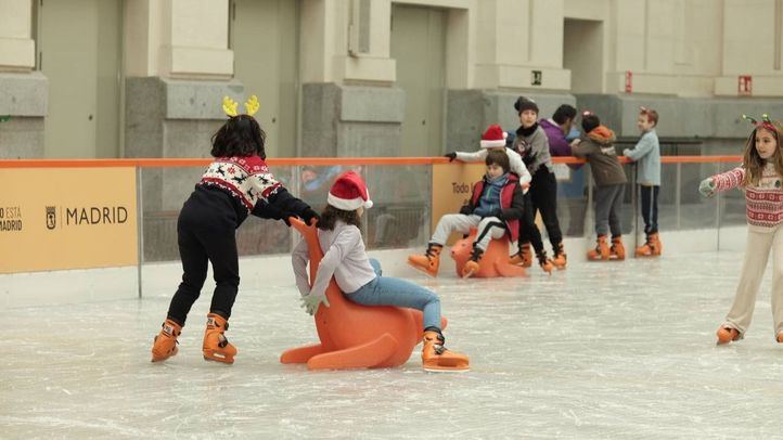 Inauguración de la pista de hielo en la Galería de Cristal del Palacio de Cibeles