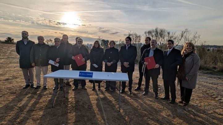 García Romero, Pérez y García Alcántara en la firma del acta de replanteo del proyecto de urbanización de la Solana de Valdebebas, en Hortaleza