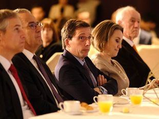 Almeida califica de "honor" la querella del PSOE