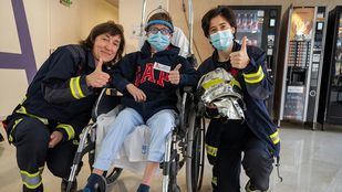 Bomberos llevan la alegría navideña a los niños hospitalizados en el Gregorio Marañón