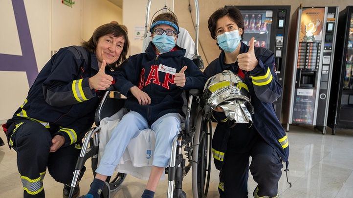 Los bomberos de la Comunidad acuden a su cita anual con los niños ingresados en el Hospital Gregorio Marañón