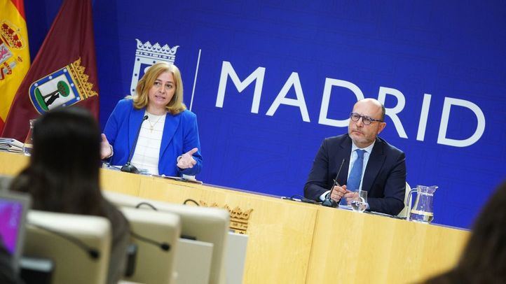 El delegado de Políticas Sociales, Familia e Igualdad, José Fernández, y la vicealcaldesa, Inma Sanz, en la Junta de Gobierno